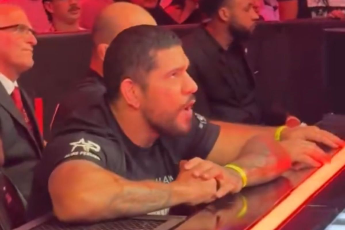 Alex Pereira’s Cage-Side Coaching of Sister Aline Sends Fans Into Frenzy During Rousey-Carano