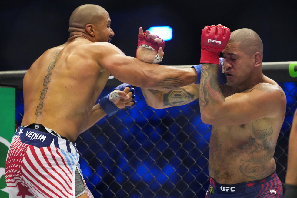 Alex Pereira oskarża Ciryla Gane'a o nielegalne ciosy w walce o pas UFC