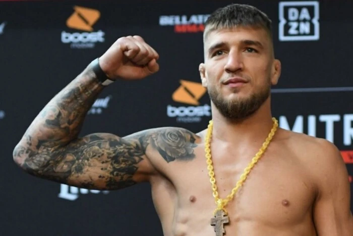 Amosov poddał Hiszpana "trójkątem" i zatańczył breakdance w oktagonie UFC