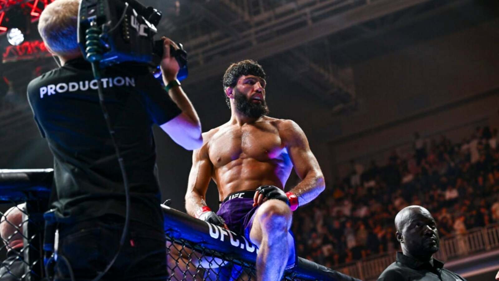 Arman Tsarukyan próbuje przeskoczyć ogrodzenie, by zaatakować rywala po gali MVP MMA 1