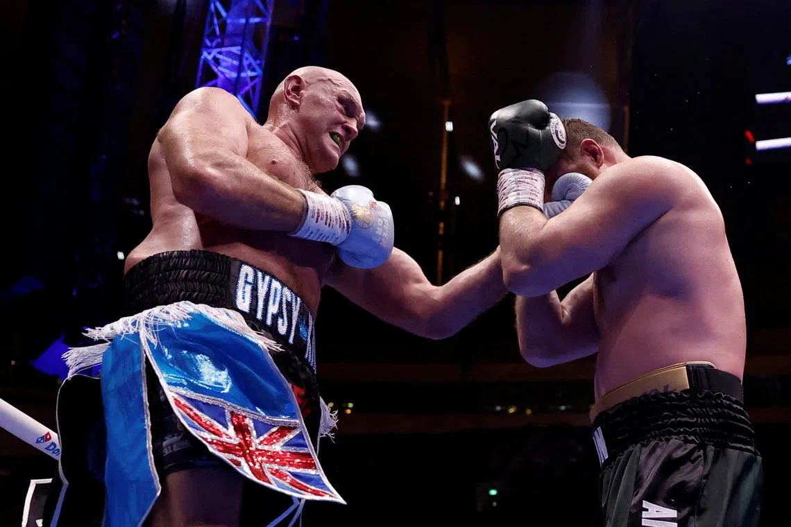 Tyson Fury dominuje nad Arslanbekiem Makhmudovem i wyzywa Anthony'ego Joshuę