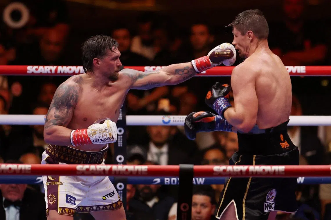 Oleksandr Usyk pokonuje Rico Verhoevena przed czasem w dramatycznej walce o pas WBC