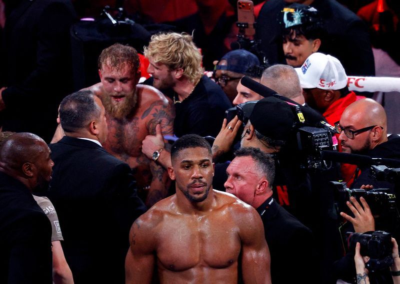 Boxing-Usyk backs Joshua to beat Fury ahead of heavyweight showdown