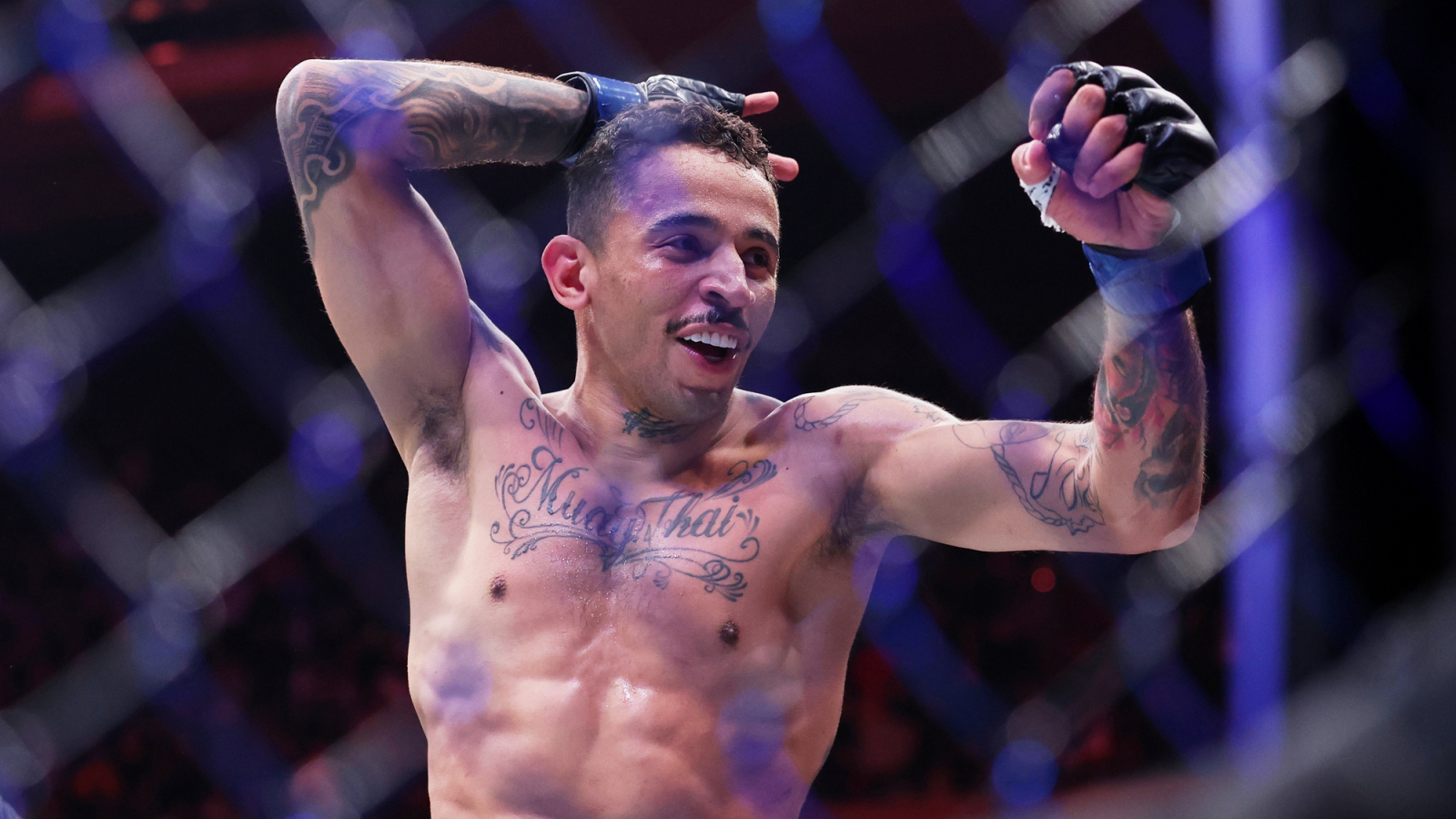 Carlos Prates zostaje chłopcem do ringu, zamiata matę i tańczy podczas bójki na gali MMA