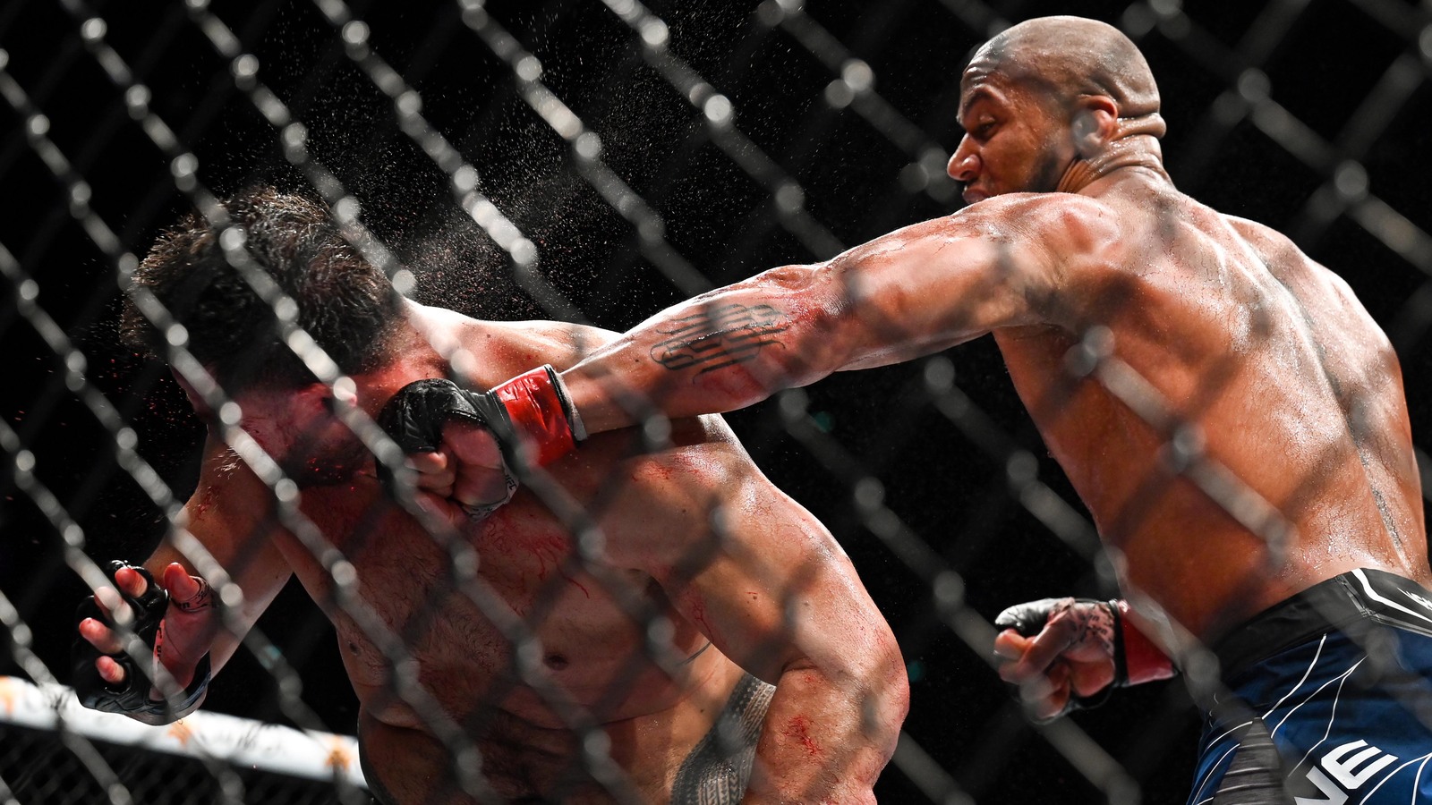 Ciryl Gane rozwija kontrowersję wokół Toma Aspinalla przed walką z Alexem Pereirą na UFC Freedom 250