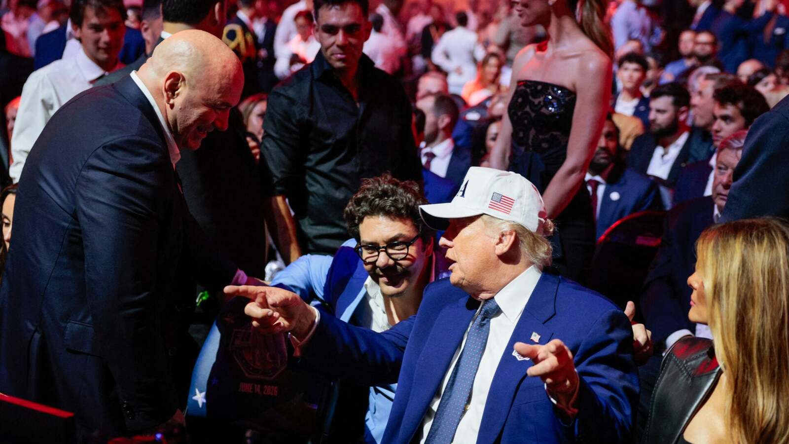 Dana White wskazuje „najlepszego sędziego” w materiale zza kulis UFC