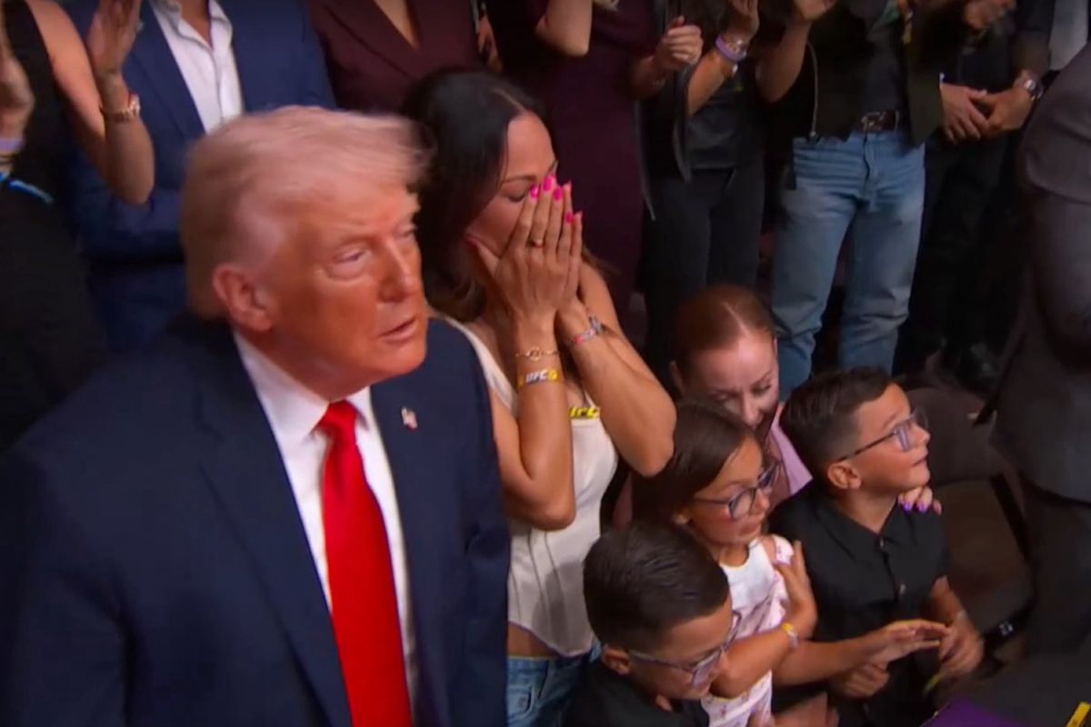 Cub Swanson zwycięża w pożegnalnej walce na UFC 327. Donald Trump wśród kibiców