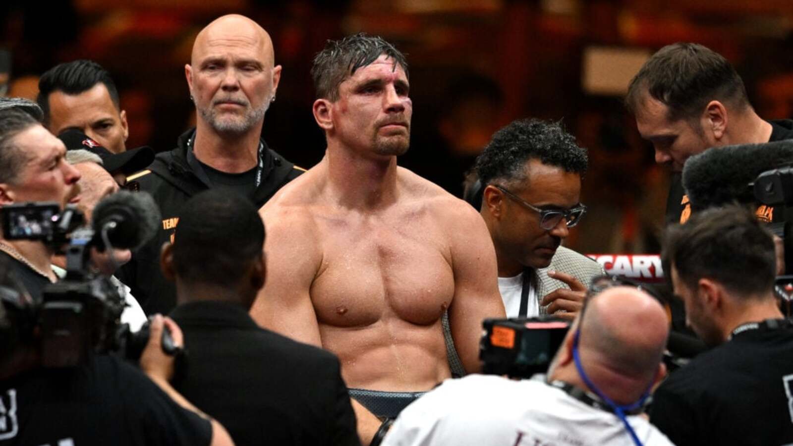 Eddie Hearn wspiera Rico Verhoevena po kontrowersyjnym przerwaniu walki z Usykiem