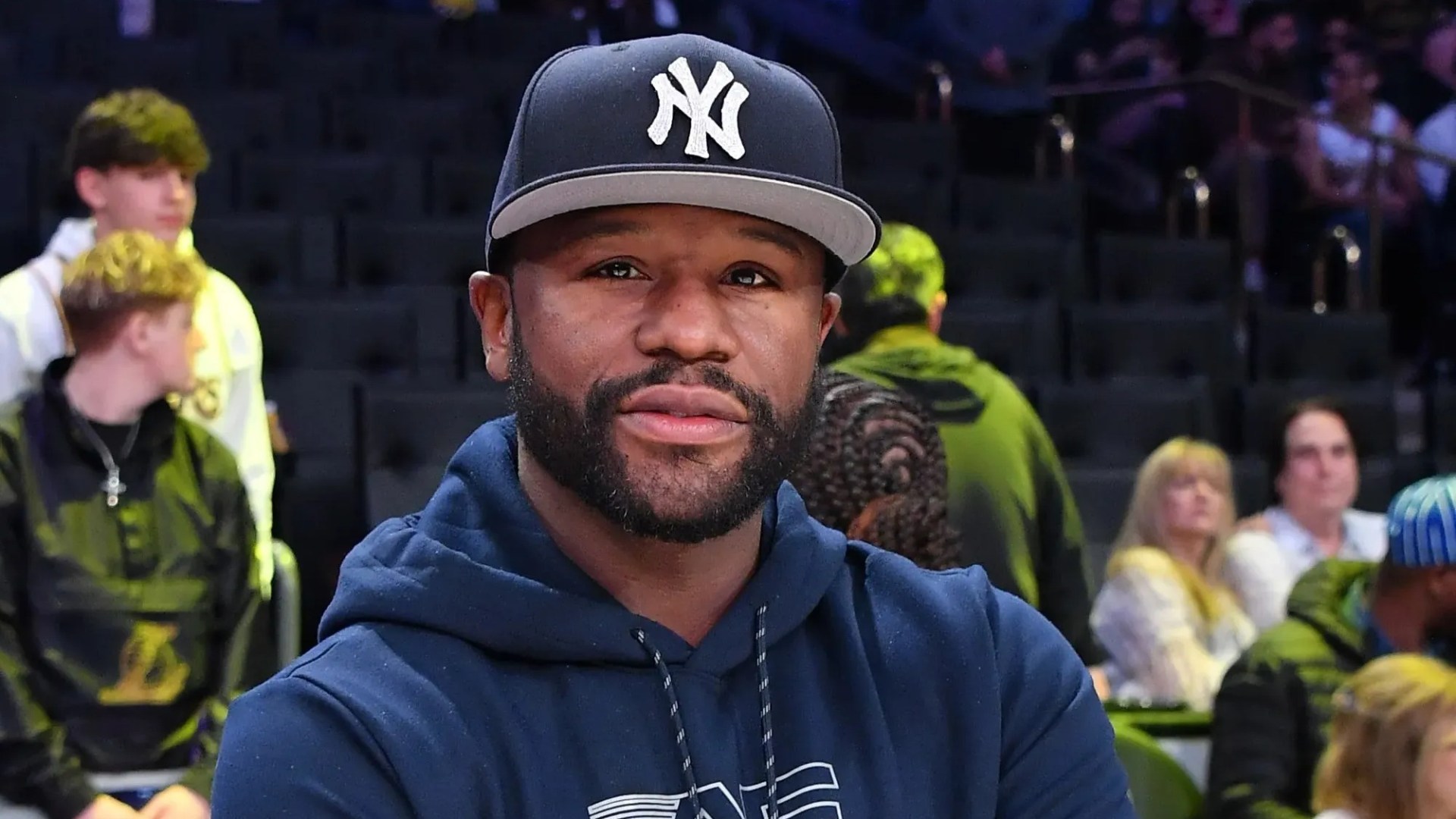 Walka Floyda Mayweathera z Mike'iem Zambidisem odwołana. Legendarny bokser uwikłany w proces na miliony dolarów