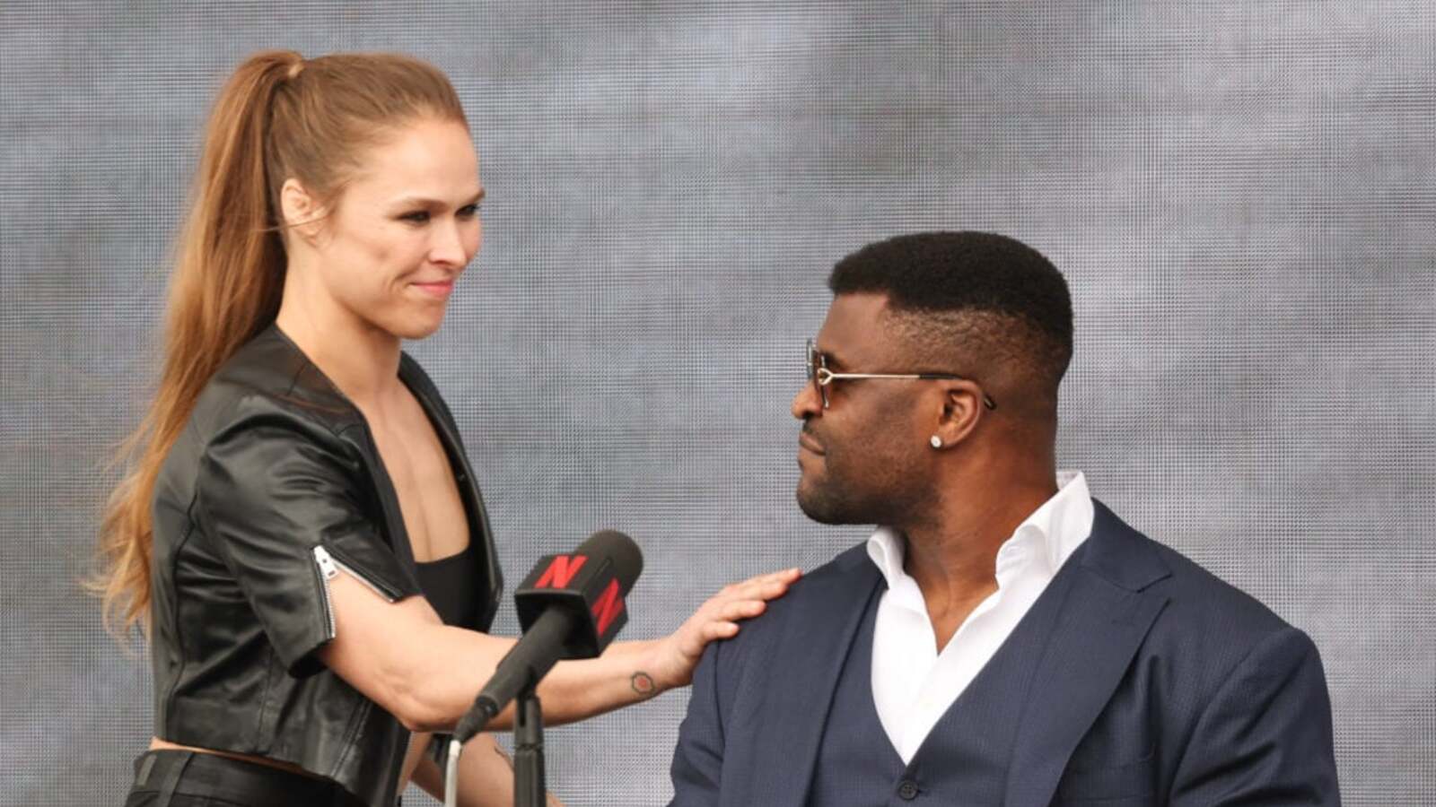 Francis Ngannou o powrocie Rousey i Carano: „Wciąż mają w sobie ten ogień”