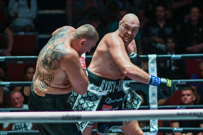 Tyson Fury dominuje Mariusza Wacha w Tajlandii. Polak poddany przez narożnik