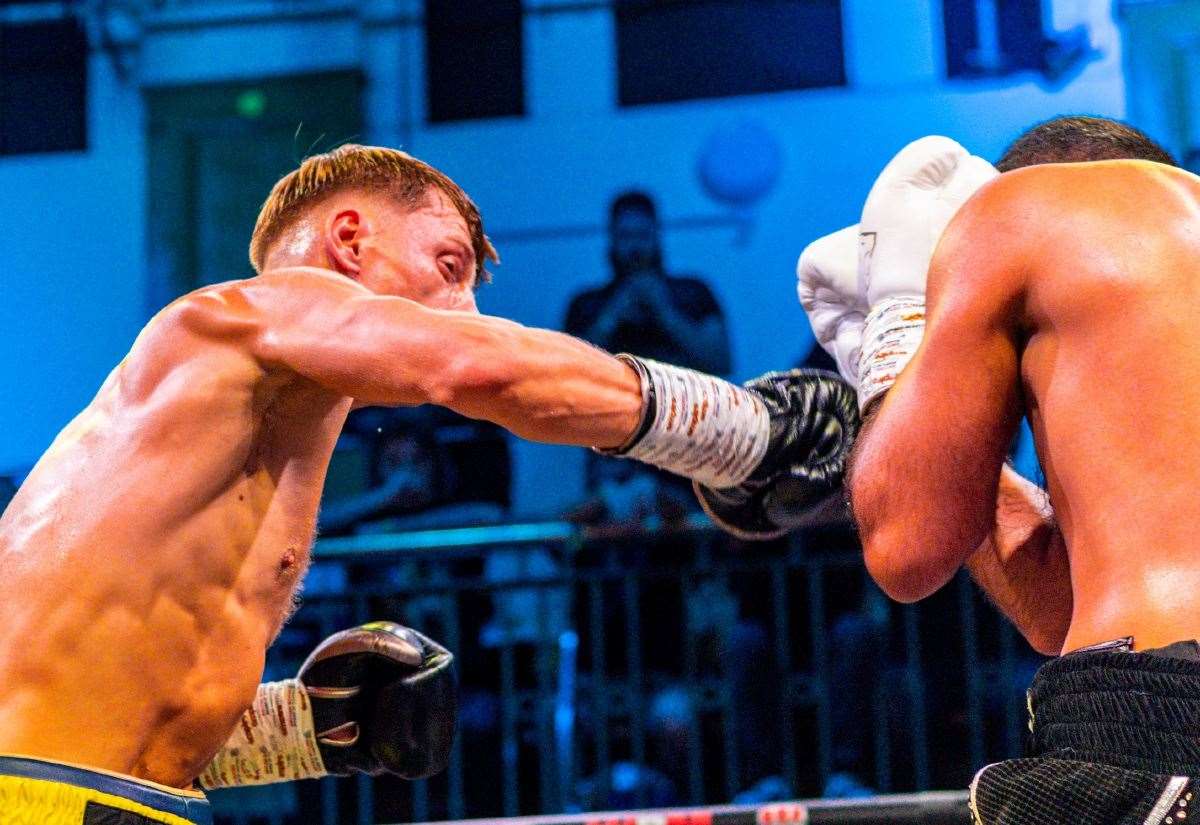 Fred Ketteringham wygrywa w York Hall i utrzymuje nieskazitelny rekord