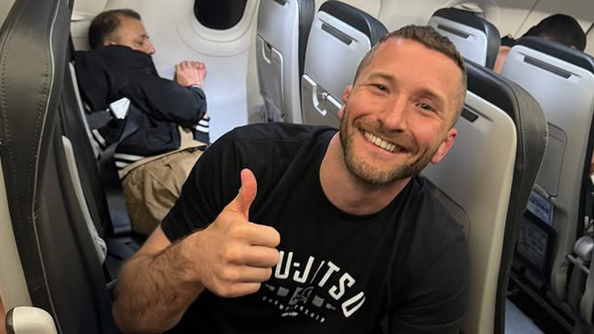 Były zawodnik MMA obezwładnił agresora na pokładzie samolotu