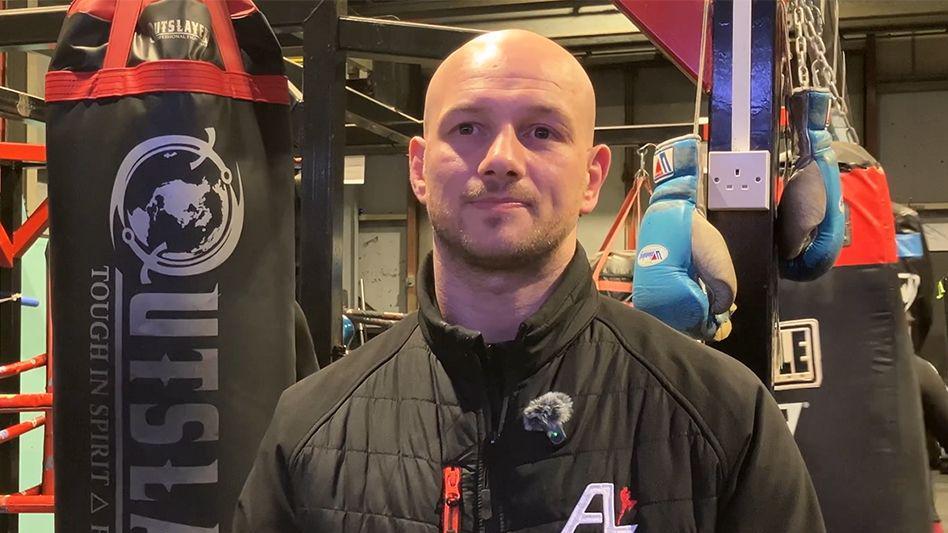 Adam Little: Były zawodowy pięściarz uczy młodzież dyscypliny poprzez boks