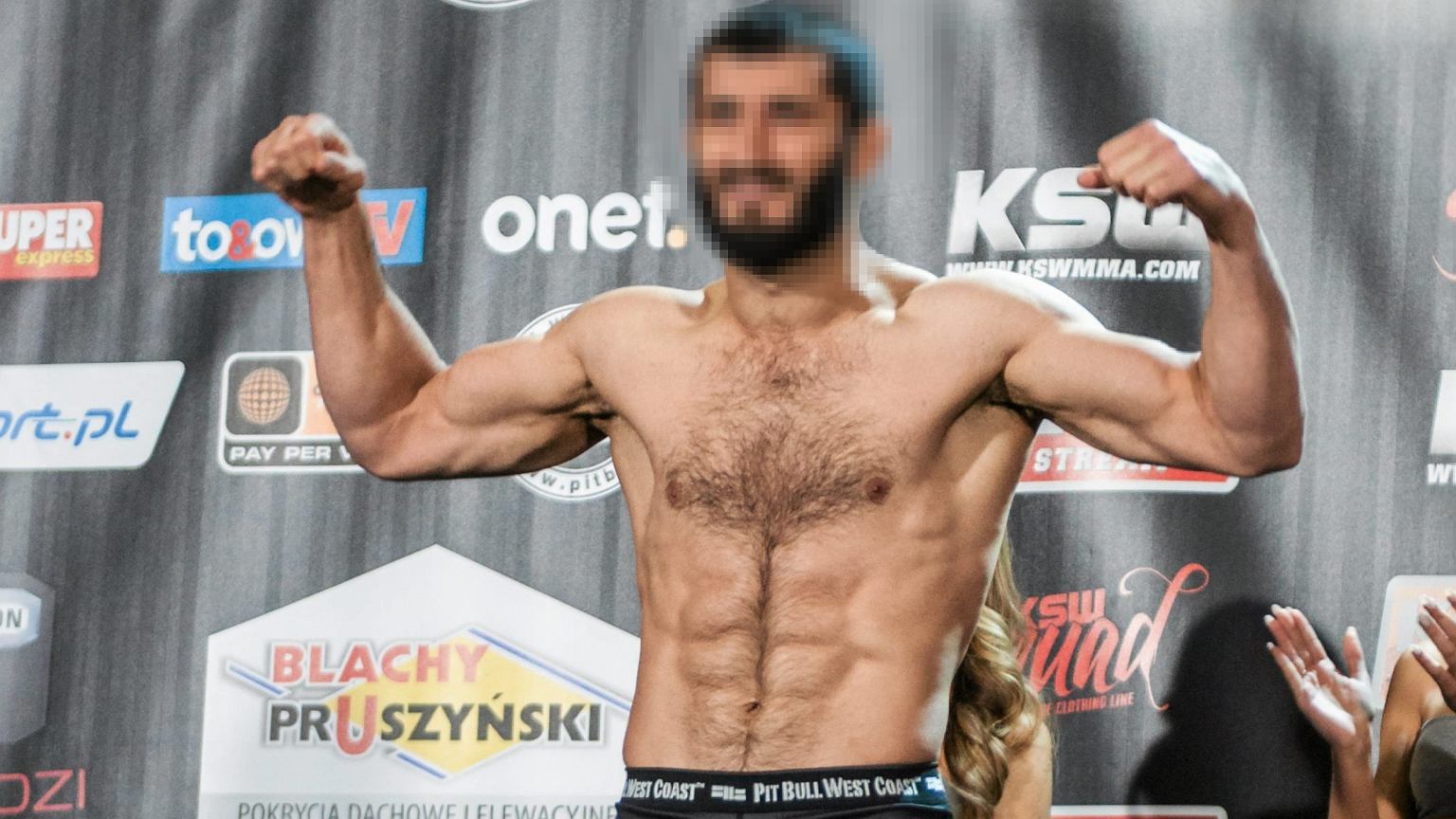 Ikona MMA Mamed Ch. skazany. W tle luksusowe auta, podpalenia i fałszywe banknoty