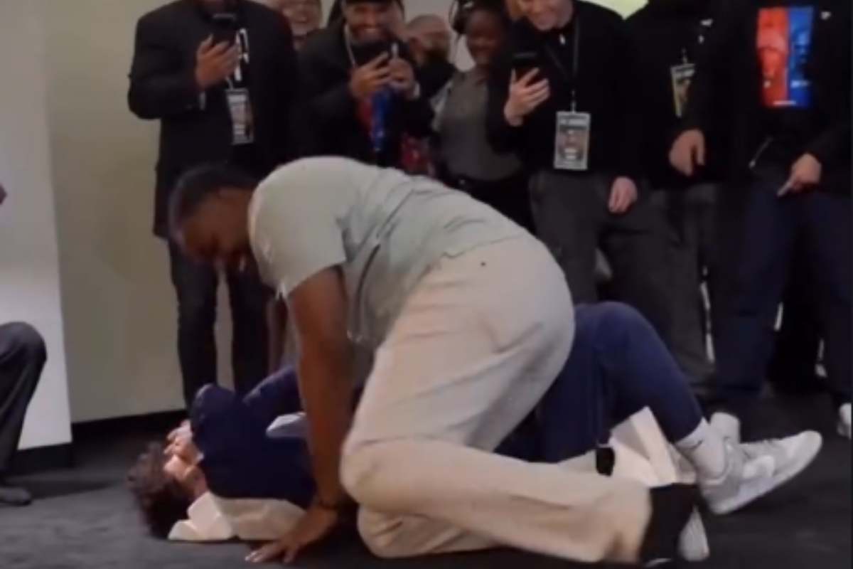 Jon Jones wrzuca fana na matę. Reakcje kibiców na stan zdrowia byłego mistrza