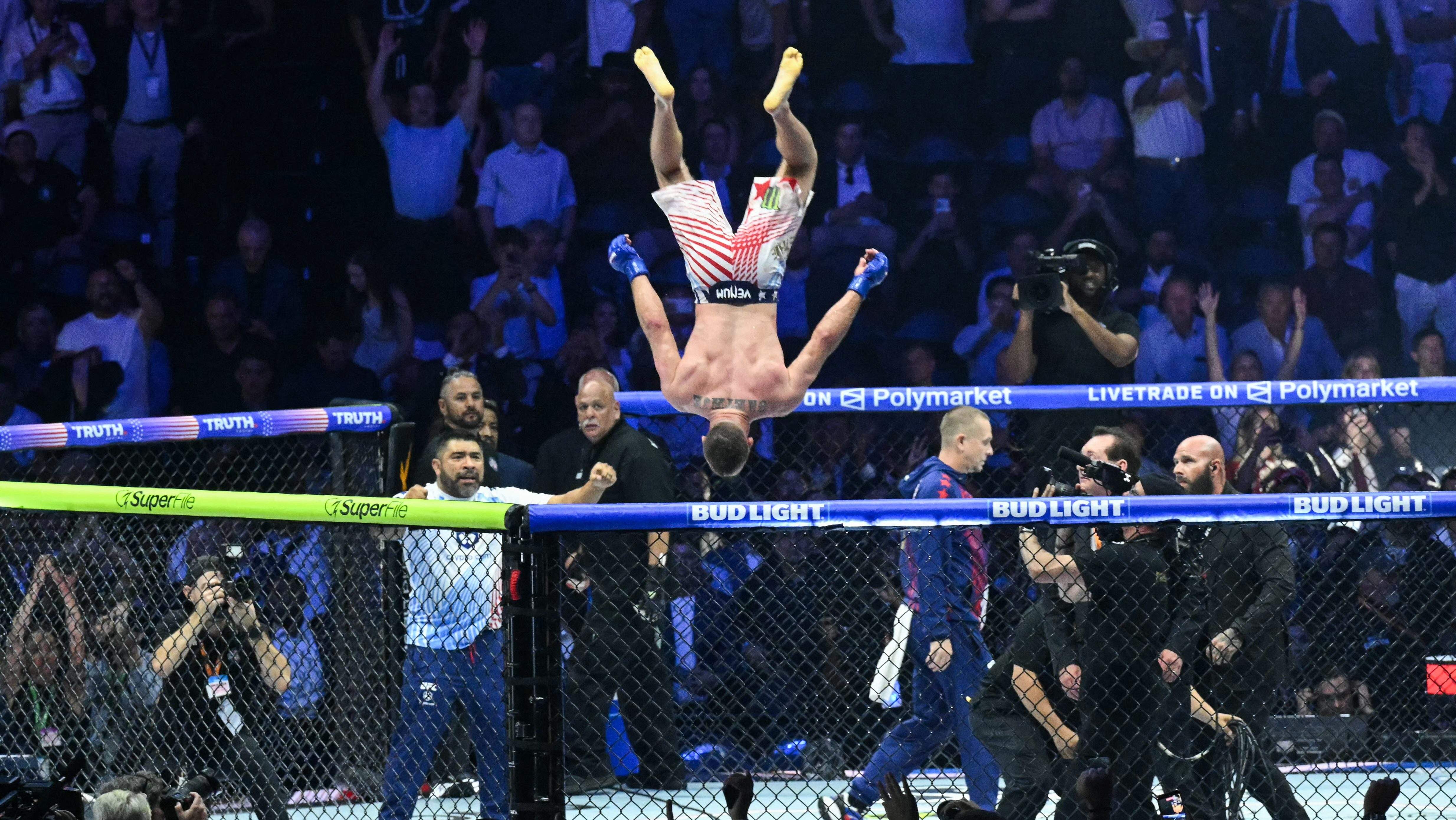 Justin Gaethje nokautuje Ilię Topurię. Sensacja w Las Vegas