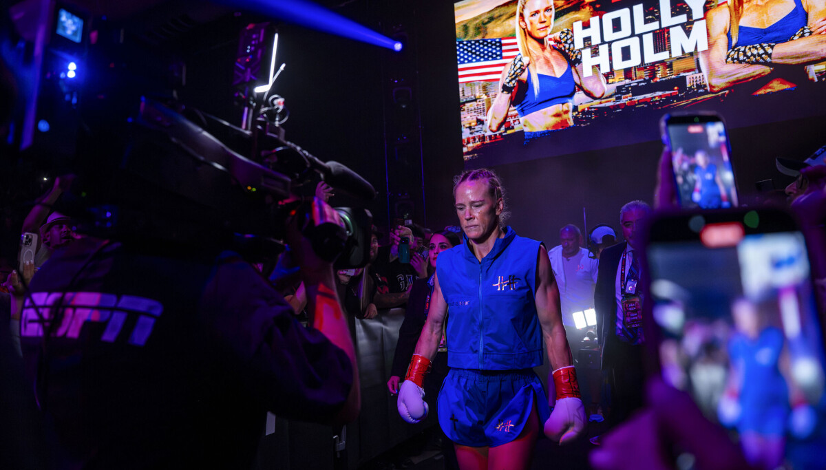 Katie Taylor zakończy karierę walką z Florą Pili, a nie Holly Holm