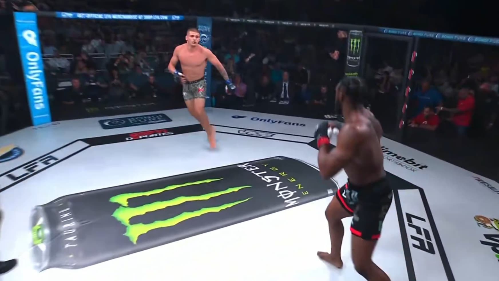 Jake Woodley nokautuje w 4 sekundy na LFA 235. Najszybszy nokaut w historii MMA?