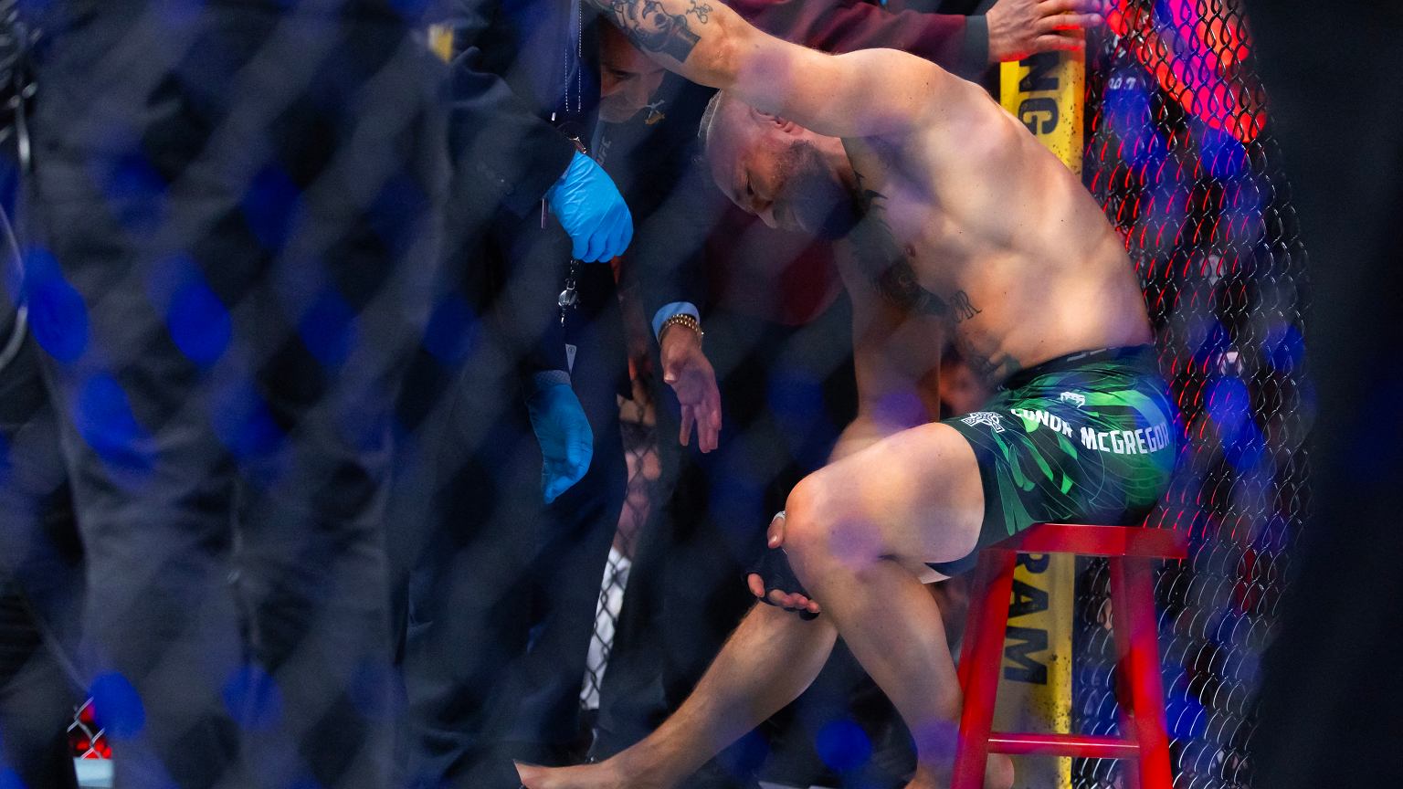 Kontrowersje po walce McGregor vs. Holloway: Irlandczyk zdewastowany kontuzją kolana