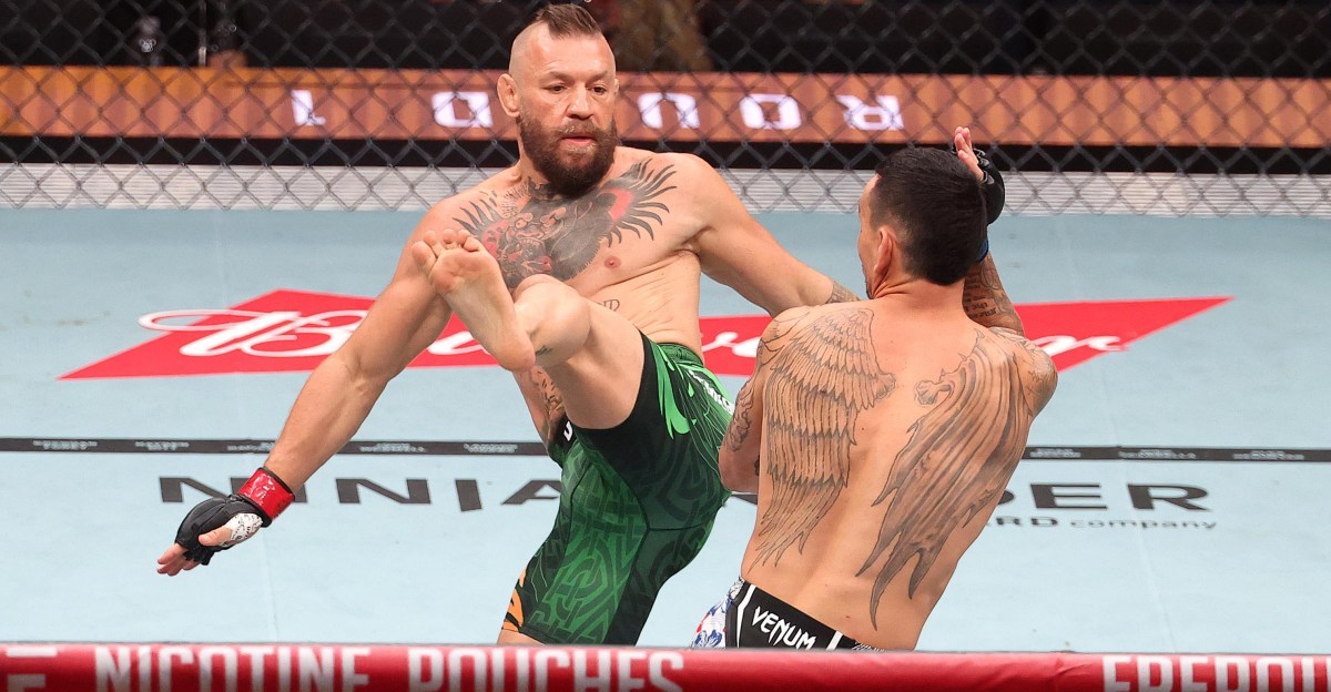 Missed Fists: Zawodnik perfekcyjnie wykonuje skaczący switch kick, nokautując rywala
