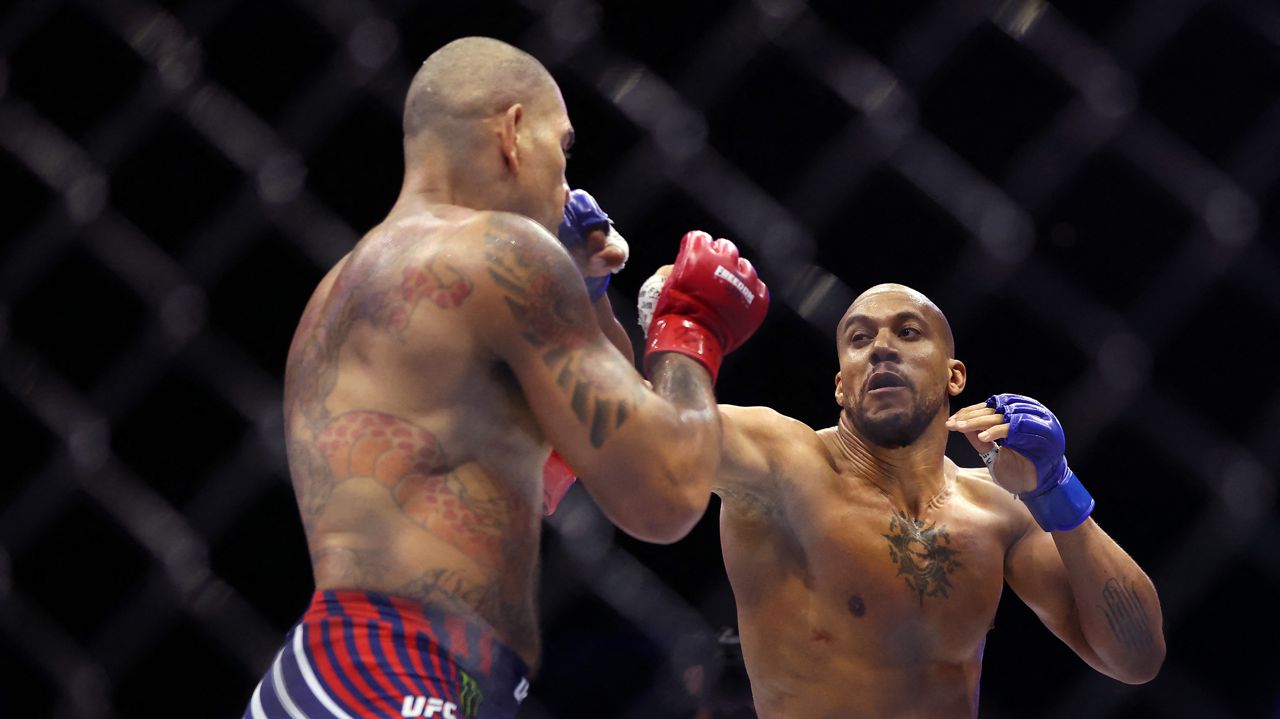 Ciryl Gane pokonuje Alexa Pereirę i zdobywa tymczasowy pas UFC wagi ciężkiej na oczach Donalda Trumpa