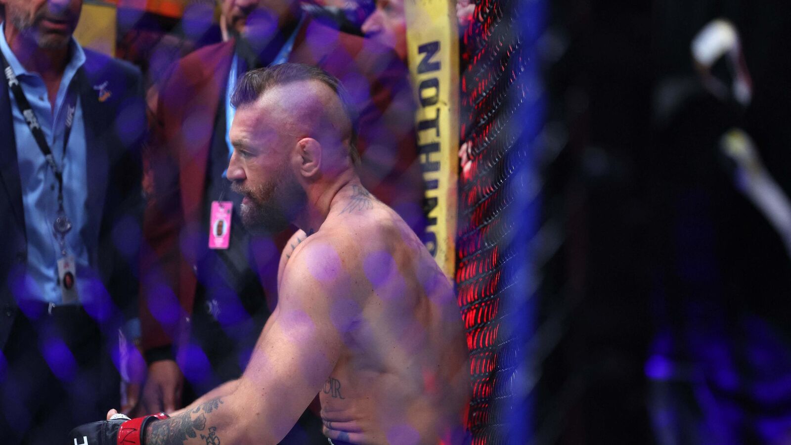 Conor McGregor przegrywa po 69 sekundach przez kontuzję kolana w walce z Maxem Hollowayem na UFC 329