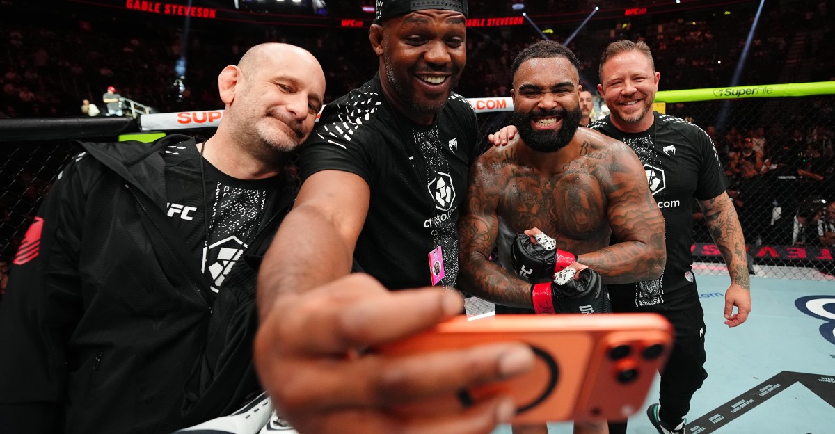 Jon Jones ucina spekulacje o walce z Usykiem, ale nie zamyka drzwi do powrotu do UFC