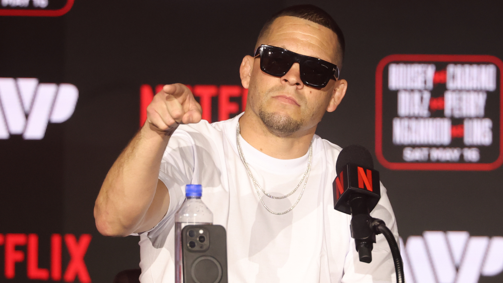 Nate Diaz zakłada duszenie Arielowi Helwani podczas ceremonii ważenia