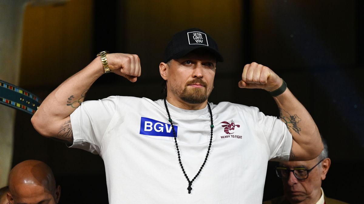 Oleksandr Usyk vacates heavyweight titles and makes retirement announcement