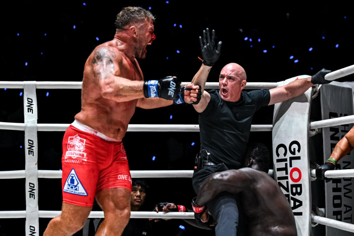 ONE Championship: Anatoly Malykhin odbiera pas i ogłasza zakończenie kariery po chaotycznej bójce