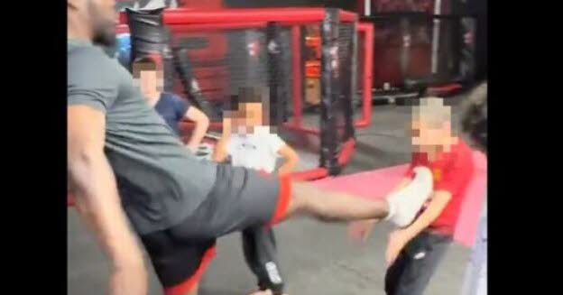 Trener MMA we Francji zawieszony za kopanie uczniów w brzuch