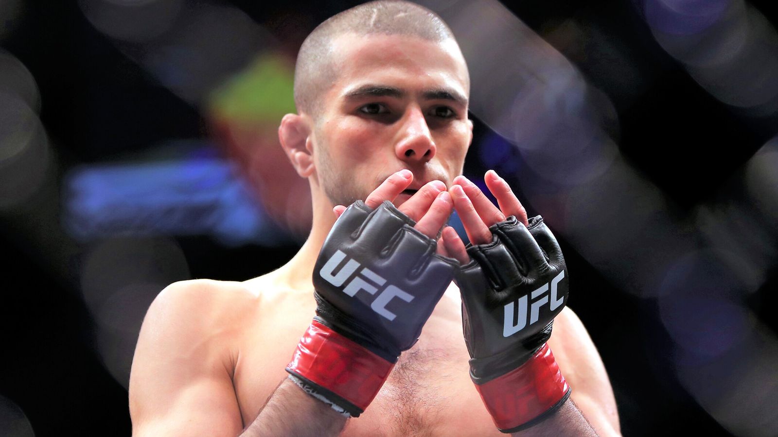 Muhammad Mokaev i Junior Dos Santos na karcie walki Rousey vs. Carano