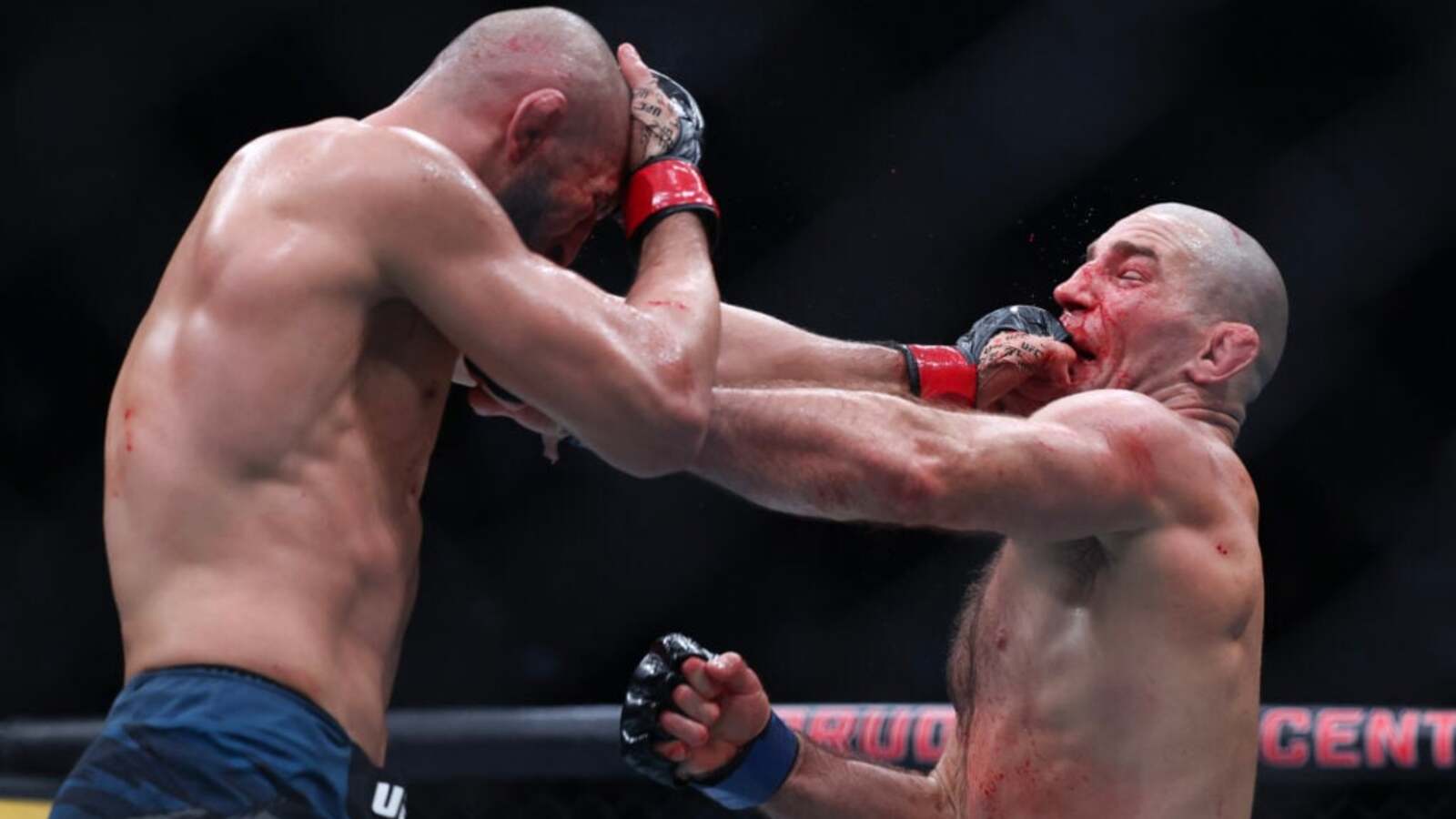 Daniel Cormier: Błąd Seana Stricklanda utrudnił mu zwycięstwo nad Khamzatem Chimaevem
