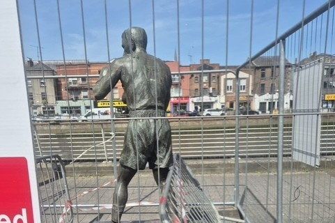 Statua legendy boksu Tony'ego „Socks” Byrne'a zostanie naprawiona