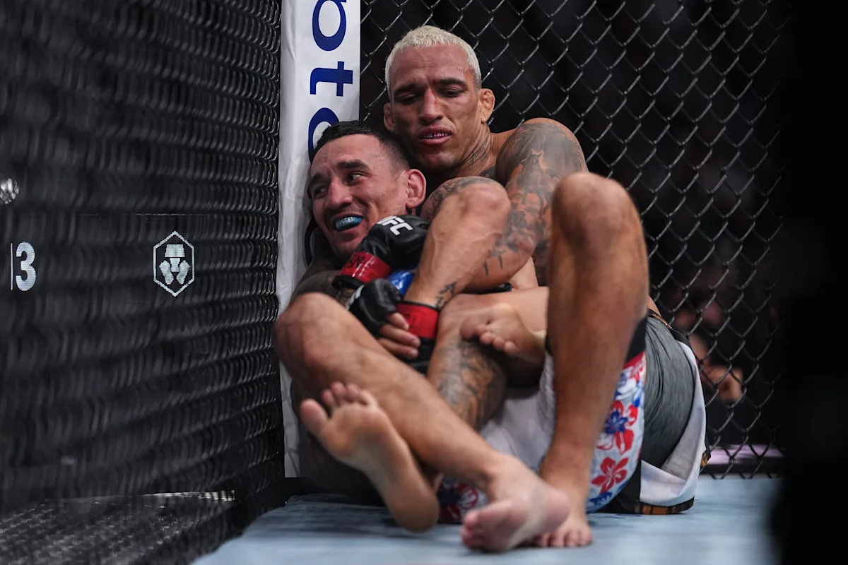 Charles Oliveira broni strategii grapplingowej po dominującym zwycięstwie nad Maxem Hollowayem