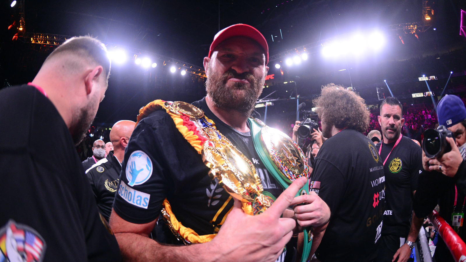 Tyson Fury uderza w Anthony'ego Joshuę po spięciu przy ringu