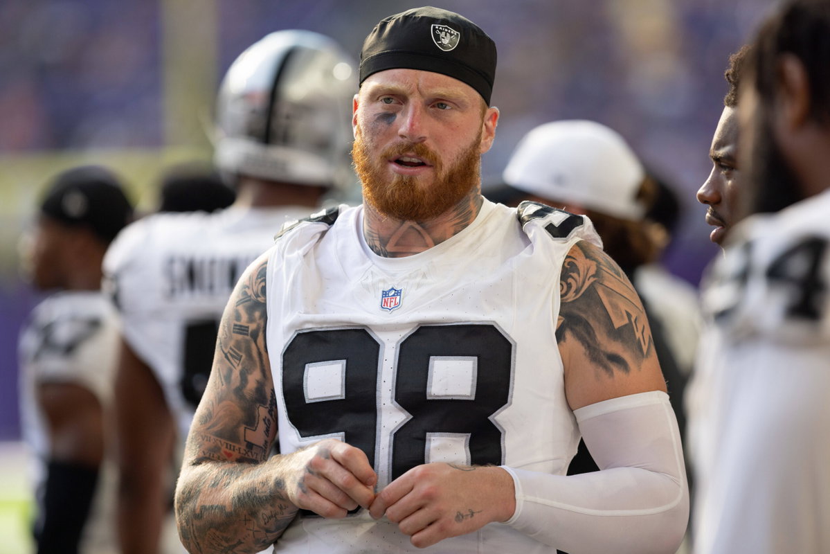 Sean Strickland uderza w NFL podczas debiutu Johnny’ego Manziela w MMA