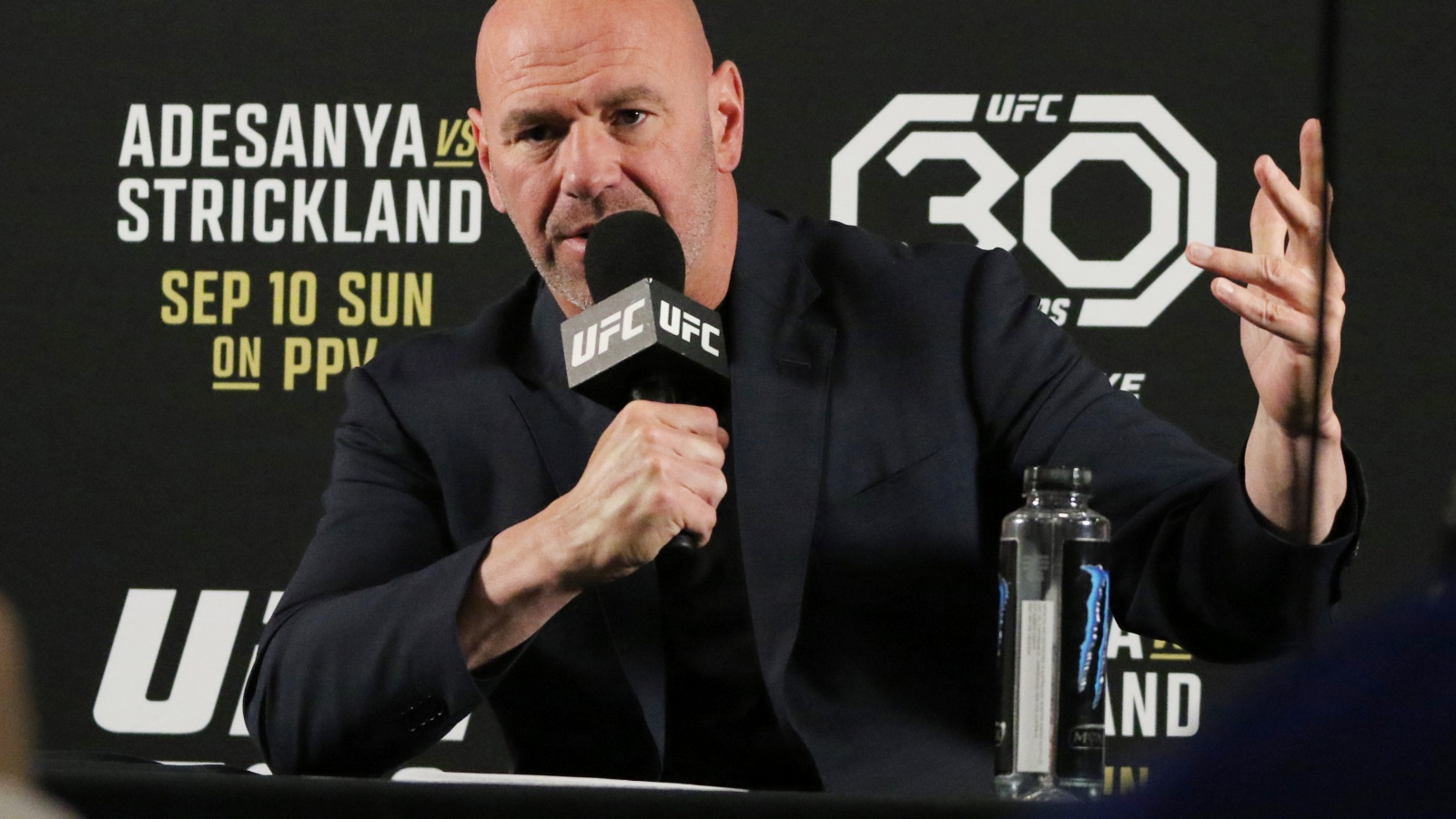 Dana White krytykuje media za zachowanie Seana Stricklanda na konferencjach