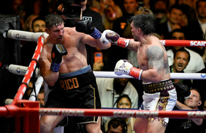 Ołeksandr Usyk nokautuje Rico Verhoevena i broni pasów mistrzowskich w Egipcie