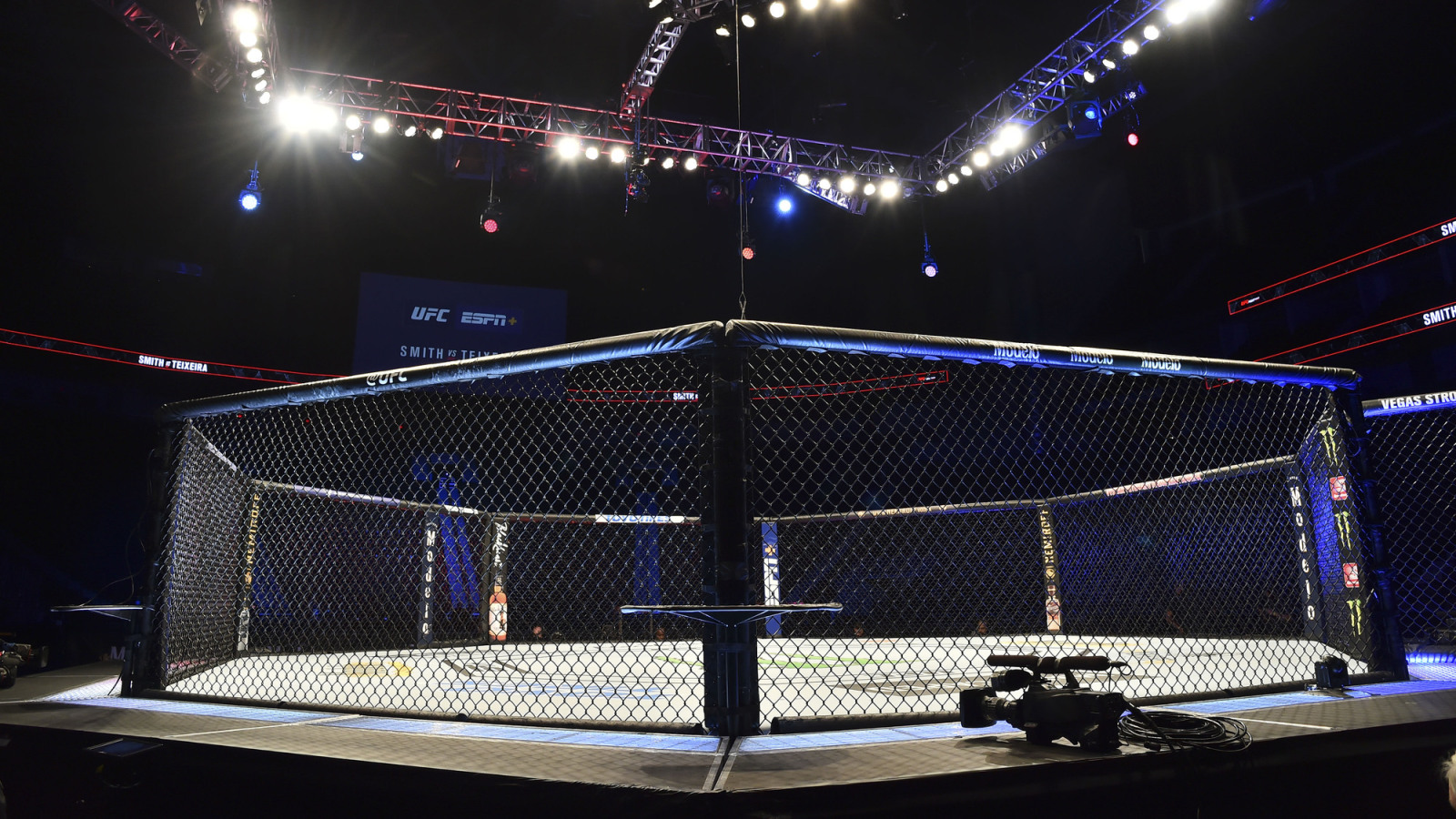 VIDEO: Walka mężczyzny z kobietą w MMA zakończona nokautem